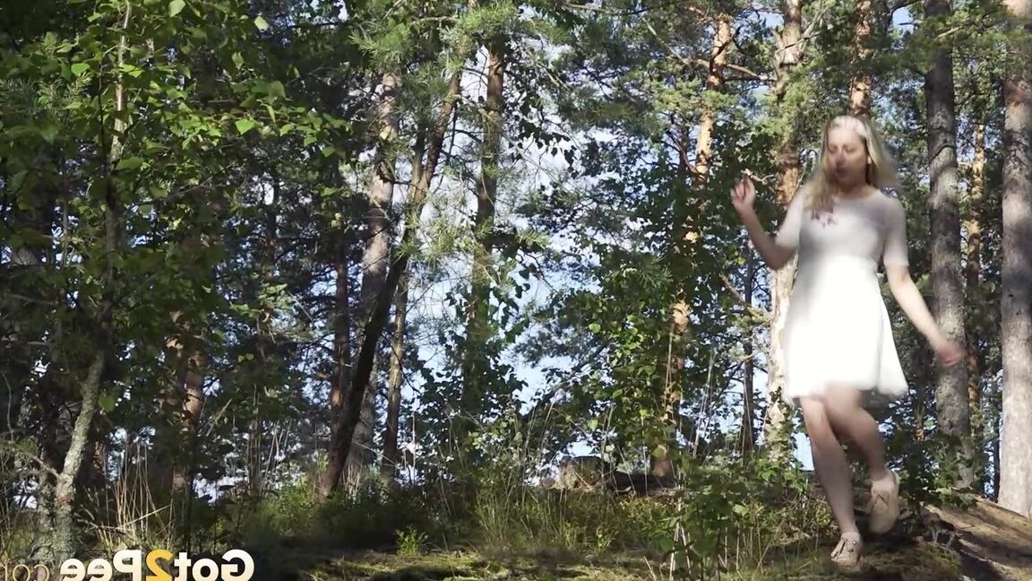 15P Sexy Babe in einem weißen Kleid hockt sich hin, um zu pinkeln
