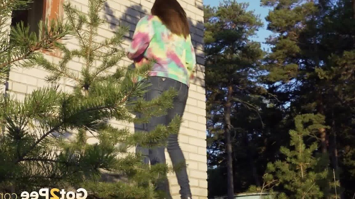 15P Brunette babe pees over the ground outside