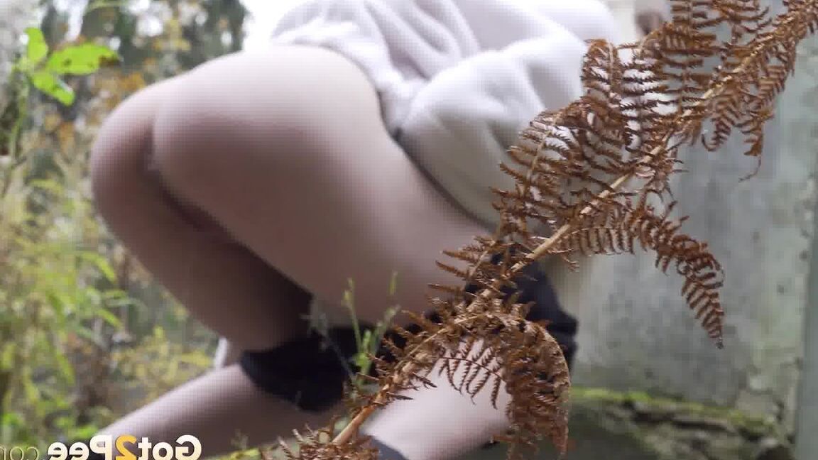 15P Ice blonde hottie shows off her ass while peeing