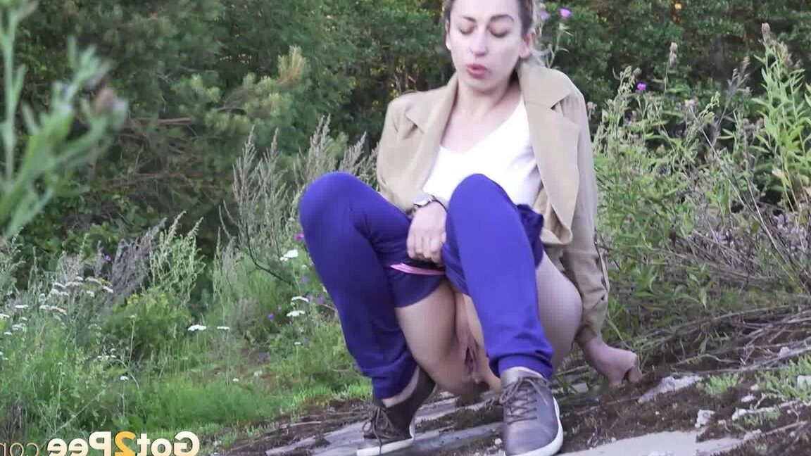 15P European alivia seu desespero de urina lá fora