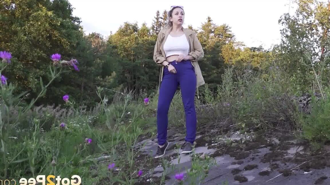 15P European alivia seu desespero de urina lá fora