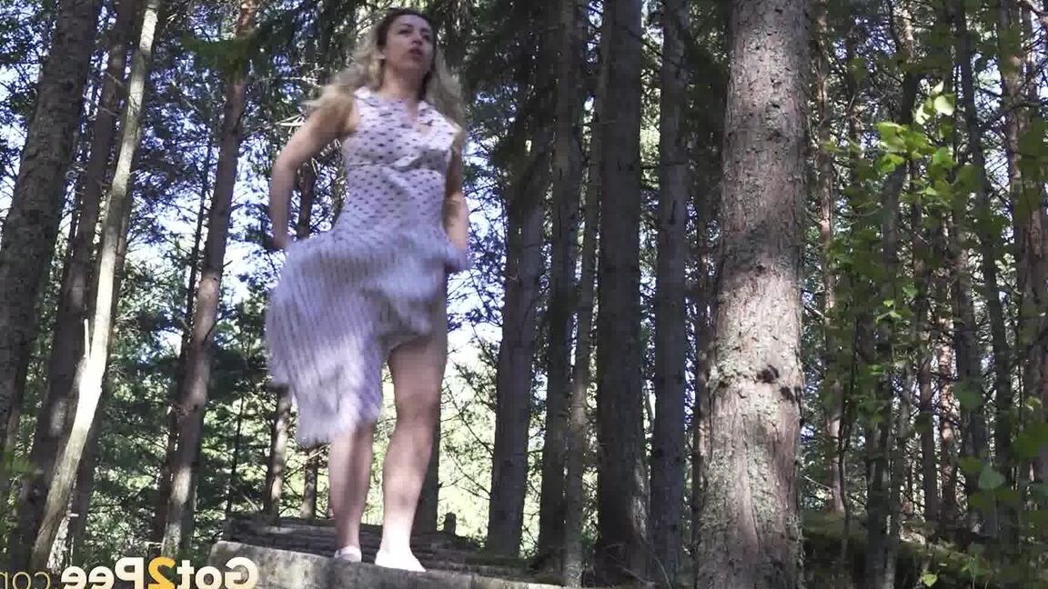 15P Morena sexy em vestido flutuante se alivia