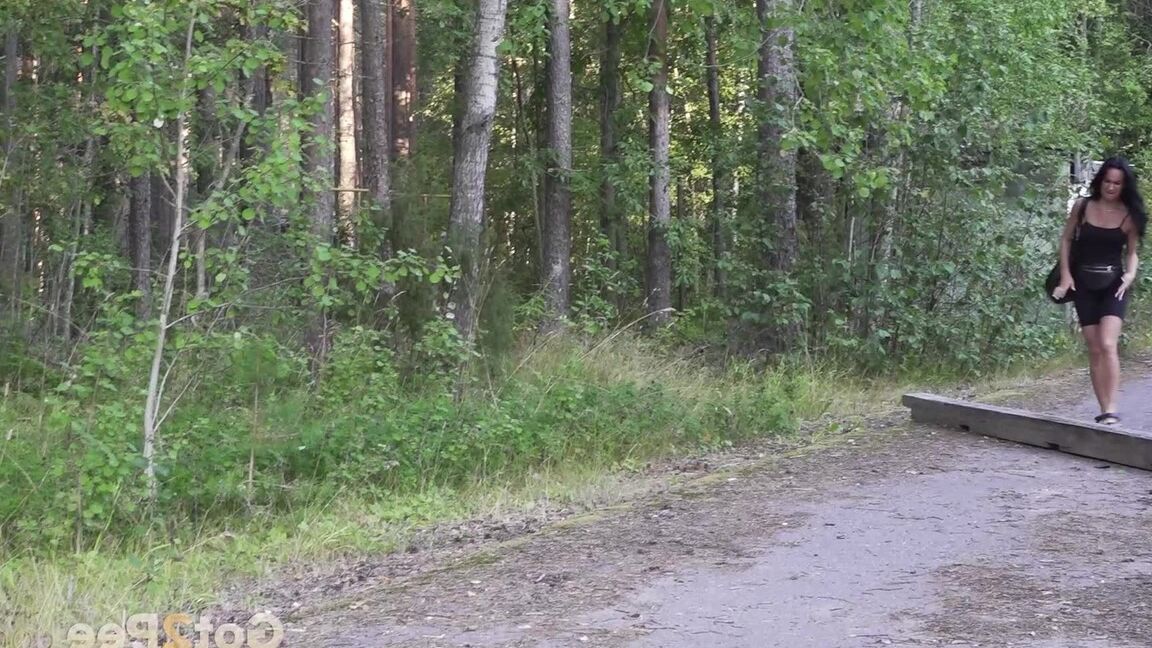 15P Gypsy Queen промокает свой комбинезон пока писает