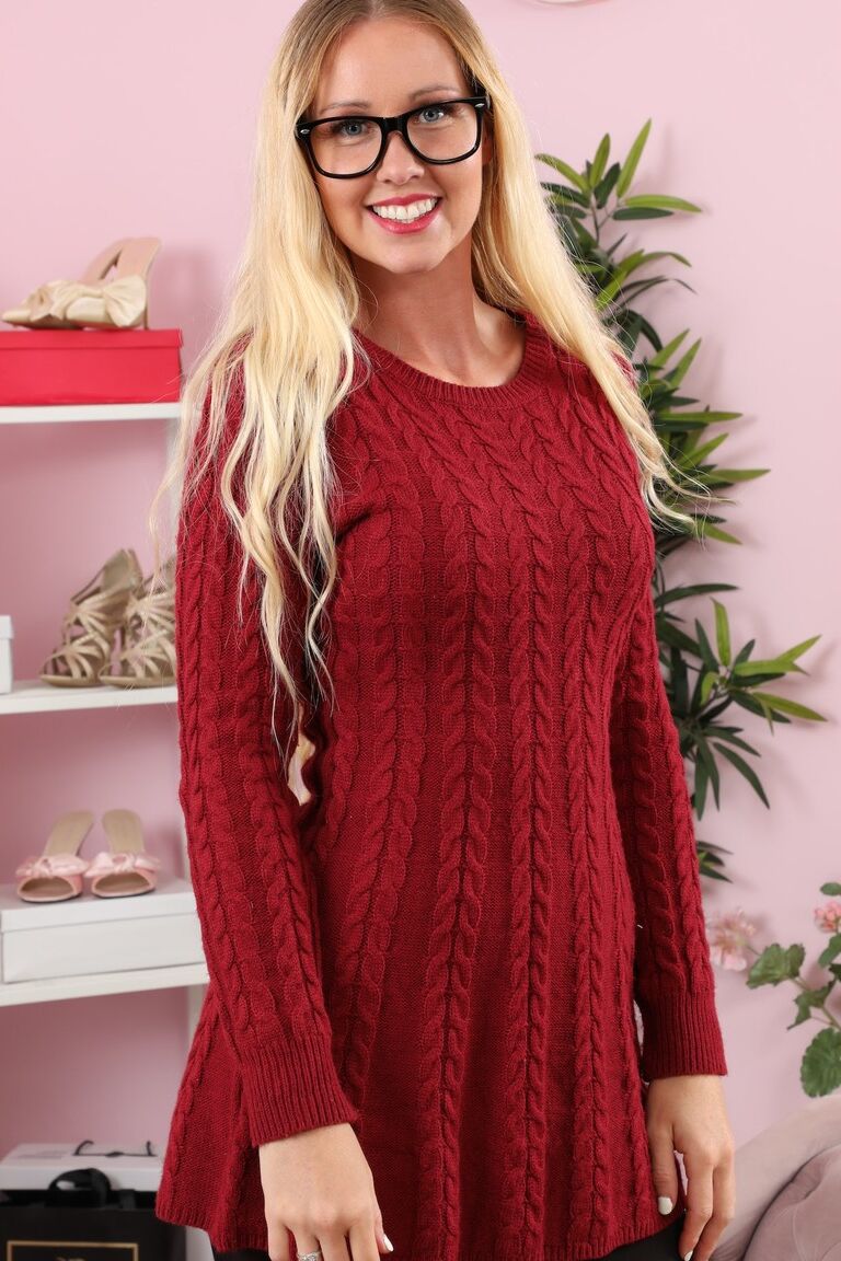 16P Lala Star von Only Opaques in einem Minikleid mit kniehohen Stiefeln und Schwarz