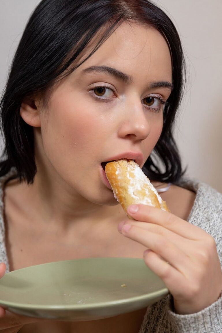 15P Balba com olhos flamejantes e sedutores tirou a roupa e começou a ficar