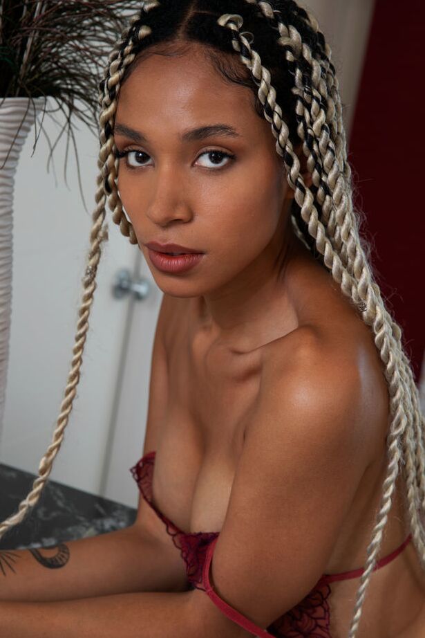 18P A linda nova modelo canadense Aly Deity causa uma primeira impressão atraente em