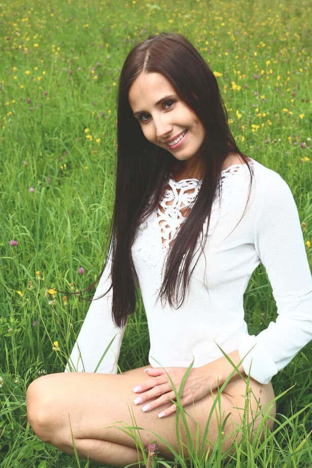 16P Vanessa Angel desnuda descuidadamente para presentar su belleza fuera del campo de césped