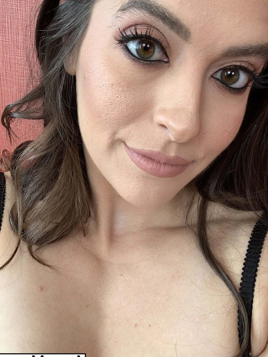 La estrella porno 21P Fit Abbie Maley se complace oralmente