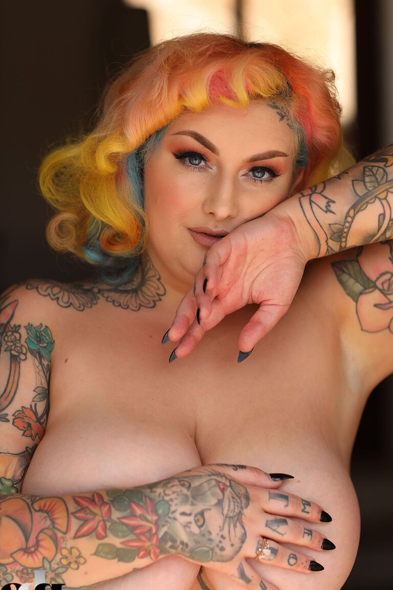 21P A atraente BBW Galda Lou tira a lingerie e mostra suas curvas tatuadas