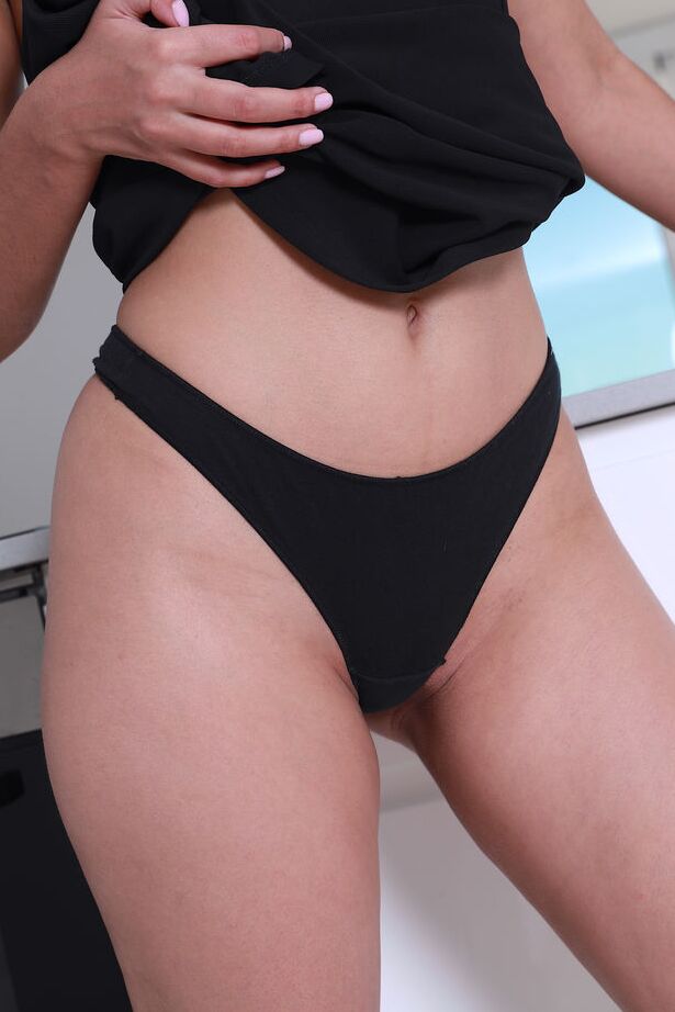 16P Lolli Spring tira o vestido preto para mostrar seu corpo sexy e gostoso