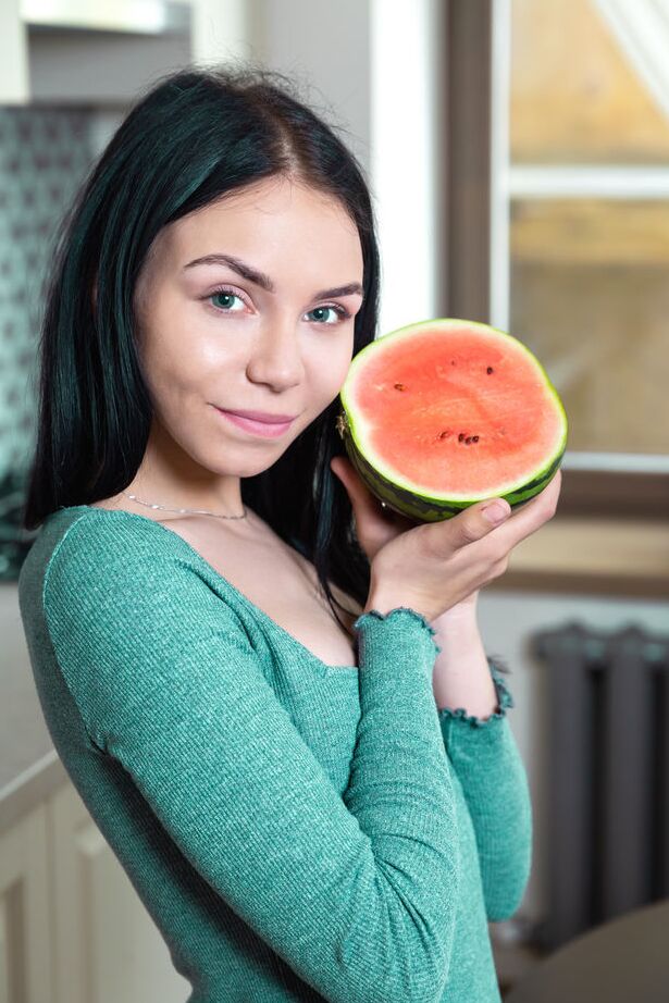 18P Милая Даймонд хочет съесть кусочек арбуза, и ей не хочется капать