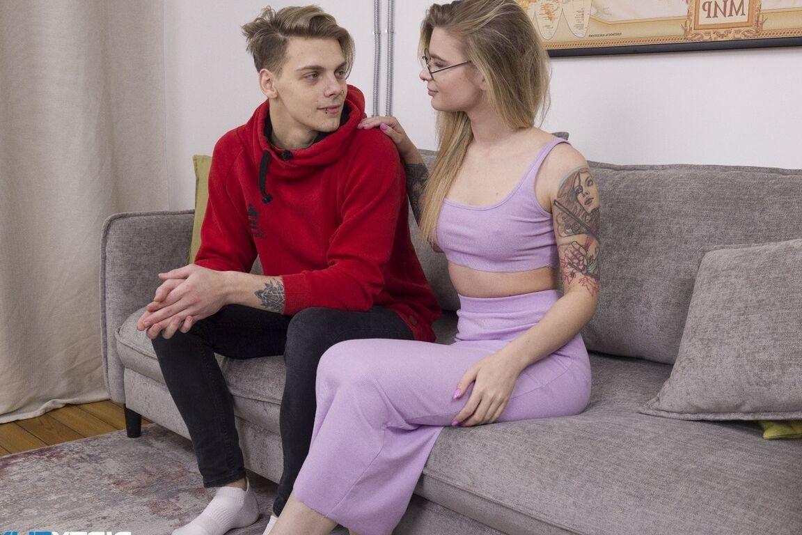15P Este anjo loiro nerd tem um verdadeiro demônio sexual escondido atrás de seus olhos inocentes