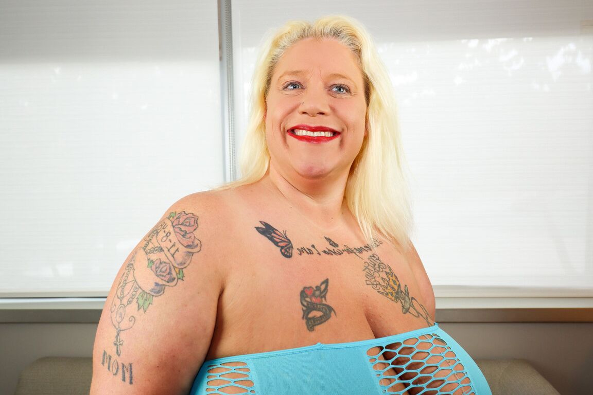 12P Loira SSBBW Foxy Kitty expõe sua bunda rachada durante a ação de upskirt