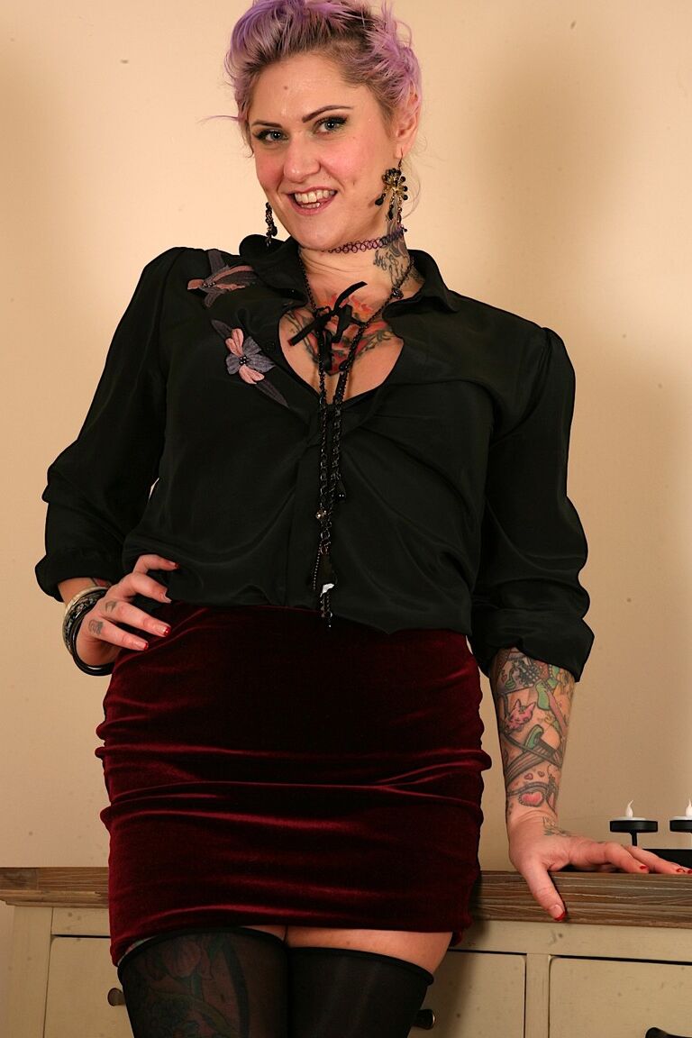 16P Mulher madura do Reino Unido com cabelo tingido Tallulah Tease e seu amante mais jovem transando
