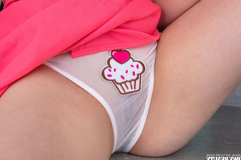 20P Doce menina adolescente com corpo lindo fica quente enquanto cozinha e fica nua