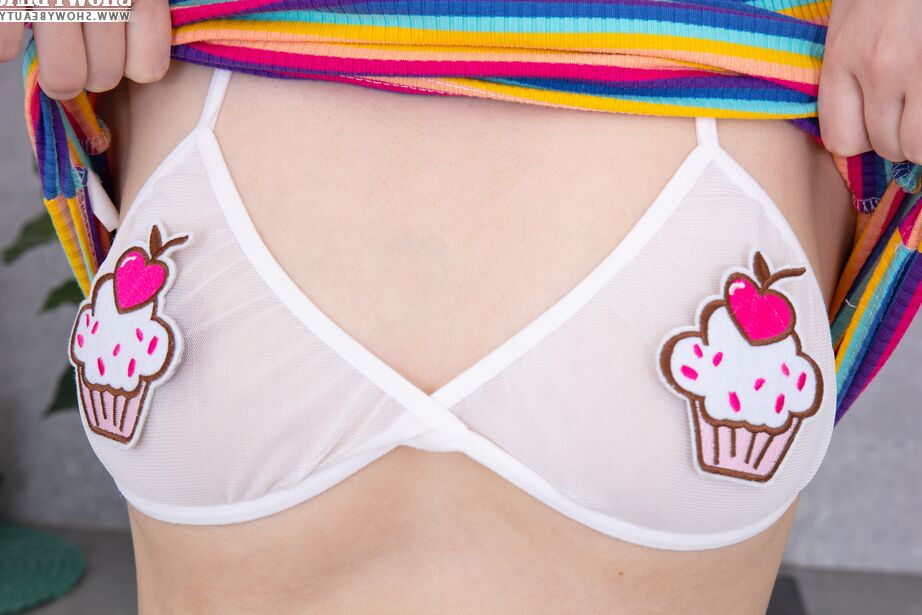 20P Doce menina adolescente com corpo lindo fica quente enquanto cozinha e fica nua