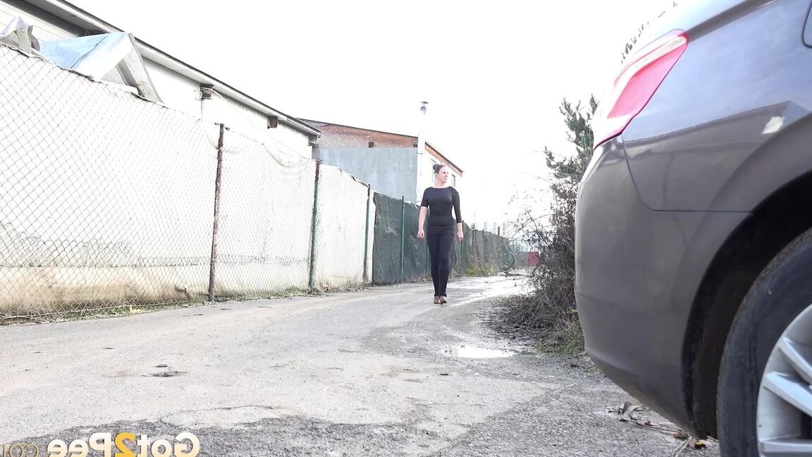 15P Valentina Ross hace un charco de orina jugoso