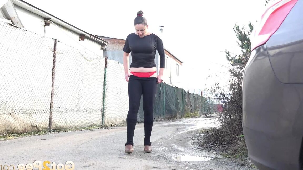15P Valentina Ross hace un charco de orina jugoso
