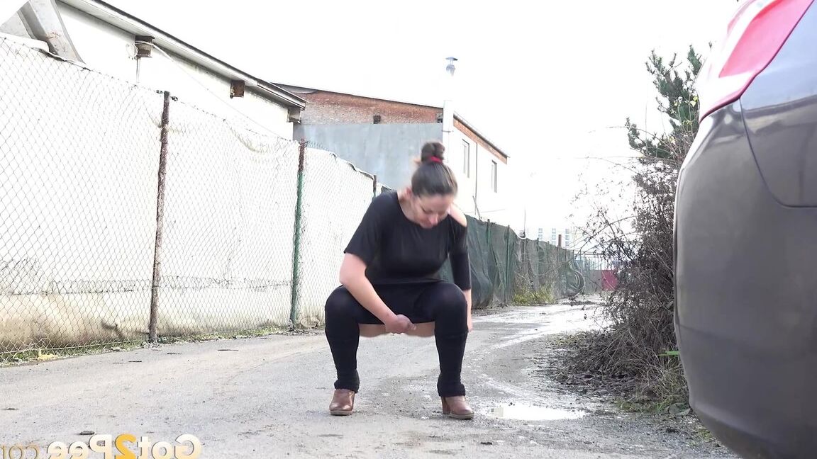 15P Valentina Ross hace un charco de orina jugoso