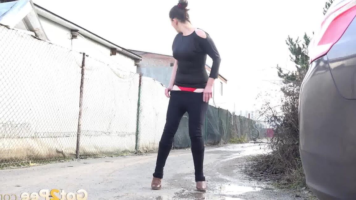 15P Valentina Ross hace un charco de orina jugoso