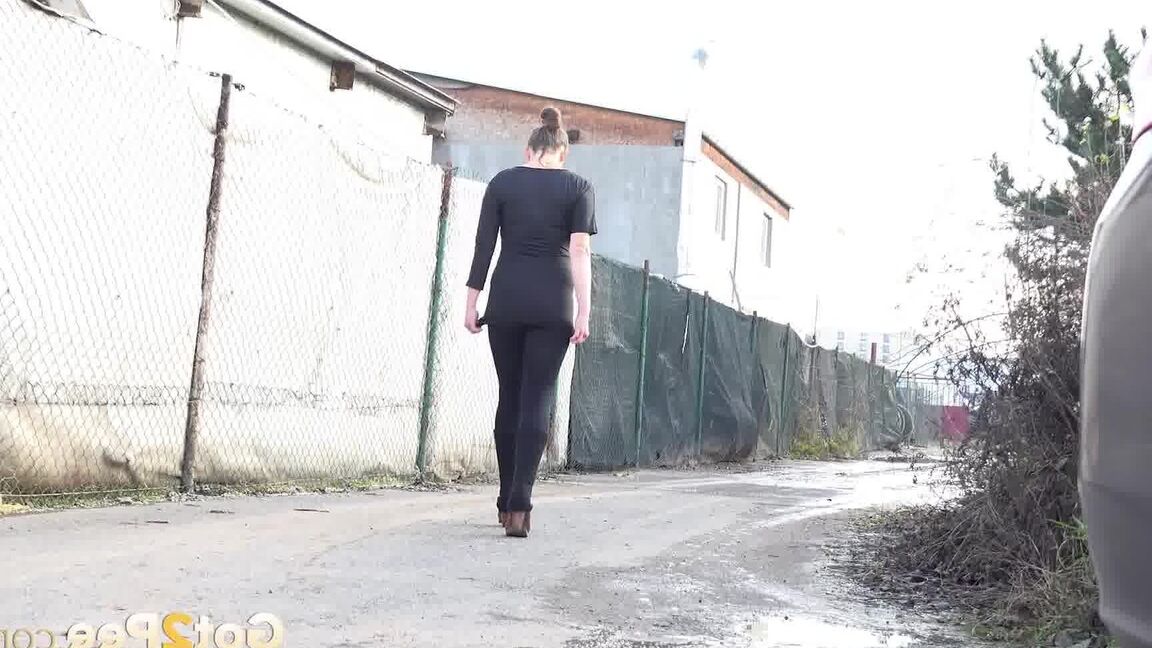 15P Valentina Ross hace un charco de orina jugoso