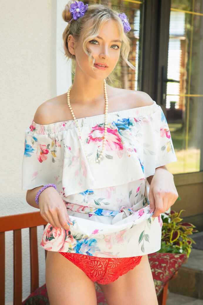 20P Uma adolescente encantadora tira o vestido sedutoramente para expor seus lindos seios