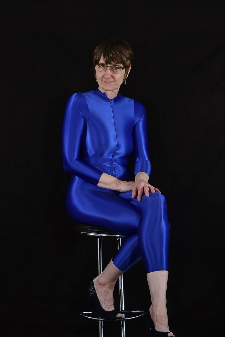 16P Modelo amateur MILF caliente pierde sus tetas naturales con ropa sin entrepierna