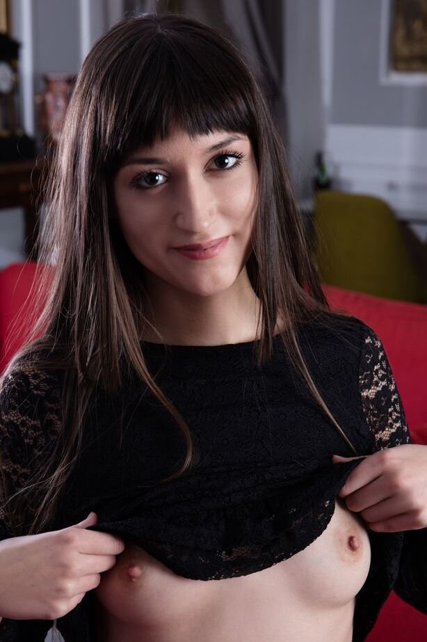 18P Das schöne neue Model Cora spielt Klavier, bevor sie ihre schwarze Spitze auszieht