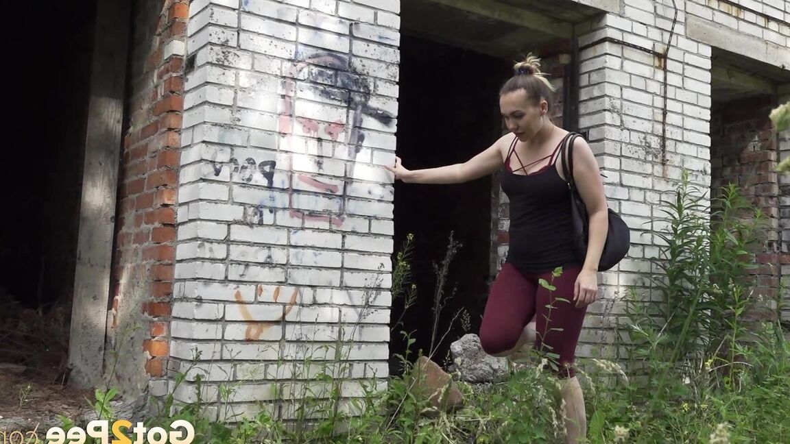 15P Diana Sweet gushes on the ground in a doorway