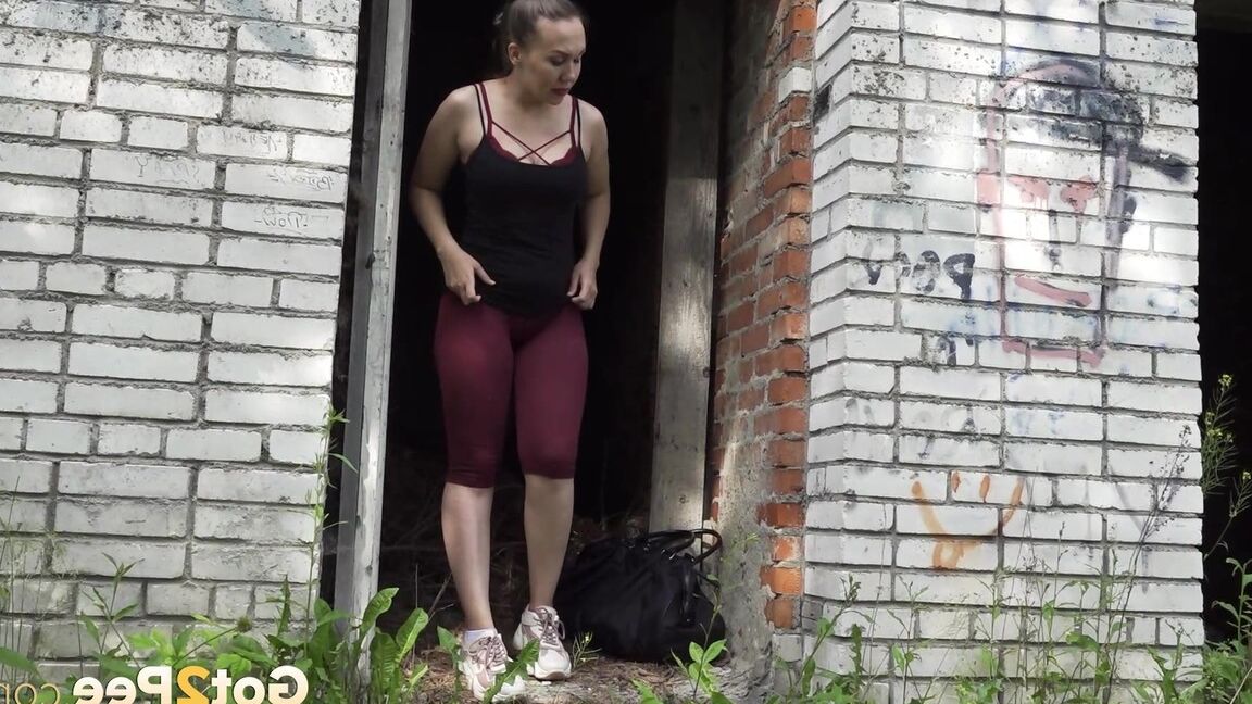 15P Diana Sweet gushes on the ground in a doorway