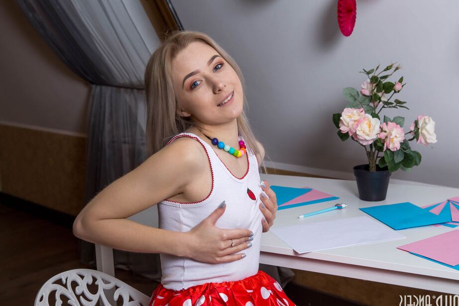 20P Милая девочка-подросток развратничает и показывает свои сексуальные достоинства под юбкой