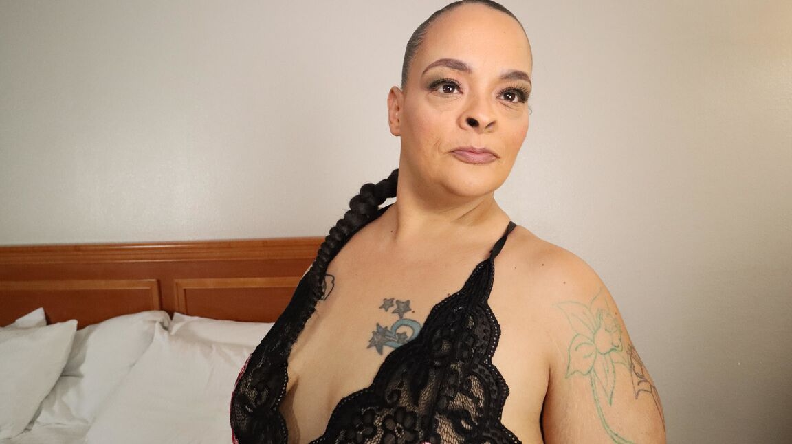 12P SSBBW Strawberrys Delight mostra sua bunda enorme em lingerie preta