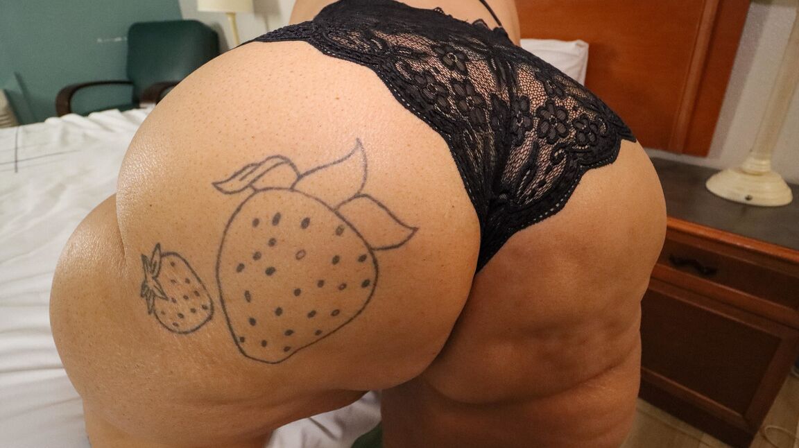 12P SSBBW Strawberrys Delight mostra sua bunda enorme em lingerie preta