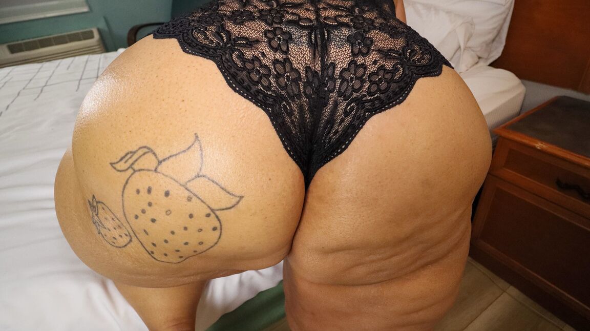 12P SSBBW Strawberrys Delight mostra sua bunda enorme em lingerie preta