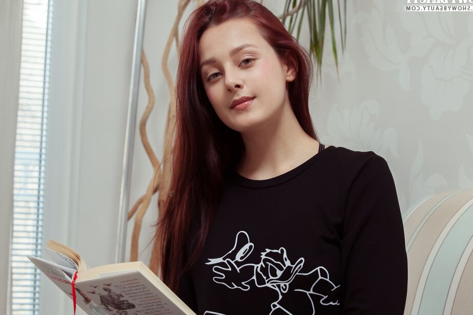 20P Linda fofa adolescente tira a roupa expondo sua bunda suculenta, peitos doces e gostosa