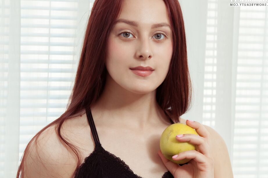 20P Linda fofa adolescente tira a roupa expondo sua bunda suculenta, peitos doces e gostosa