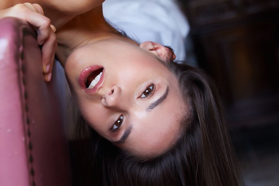 12P Die dünne brünette Teenagerin Leona Mia spreizt mit dem Finger ihre haarlose rosa Muschi