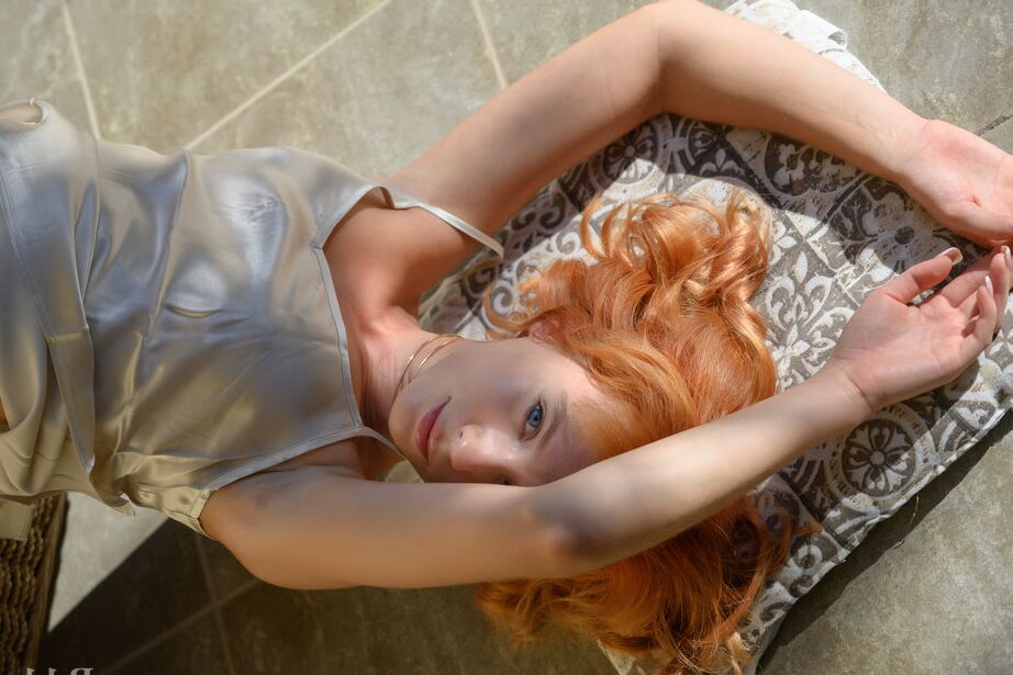 16P A jovem ruiva natural Marta Gromova faz ótimas poses nuas em um pátio
