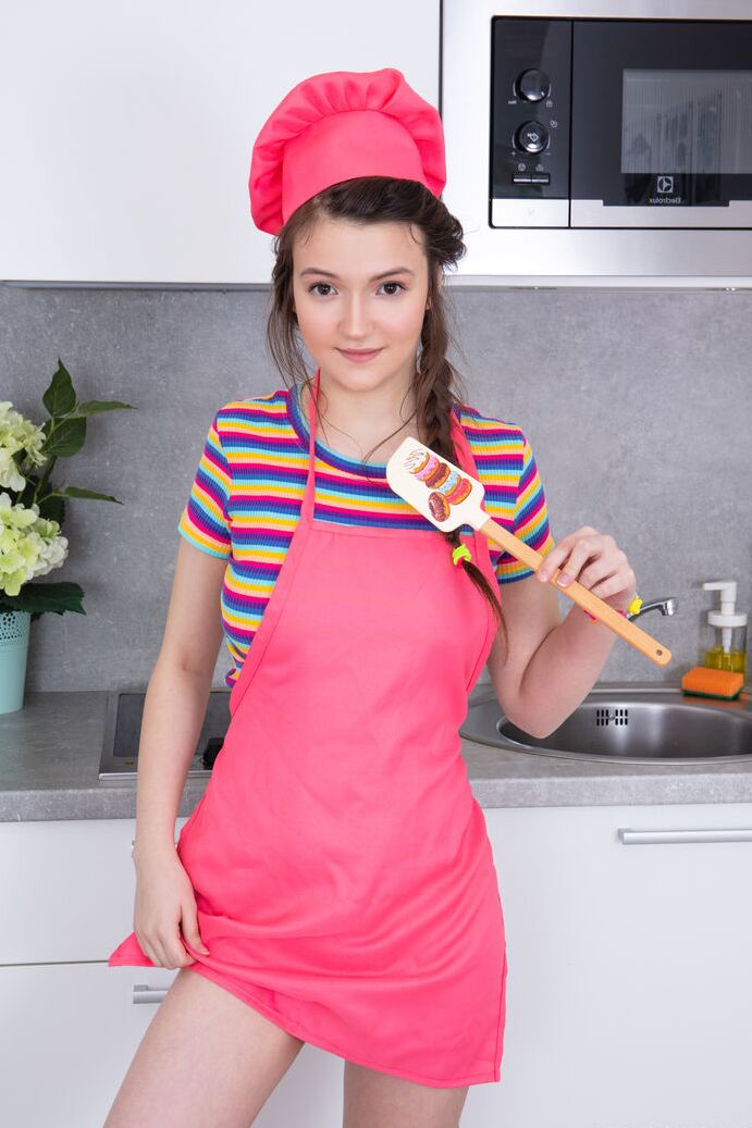 20P Adorável cozinheira adolescente tira a roupa de brincadeira e posa nua mostrando-a