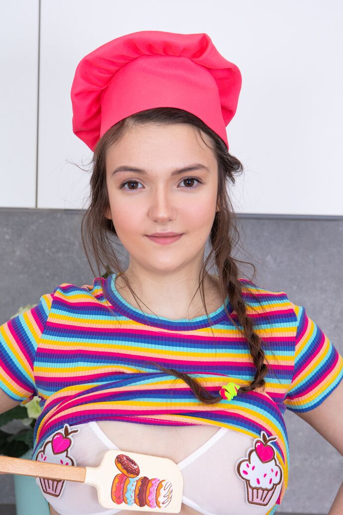 20P Adorável cozinheira adolescente tira a roupa de brincadeira e posa nua mostrando-a