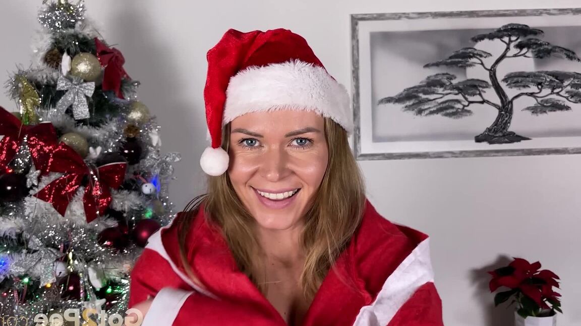 15P クラウディア・マックがクリスマスツリーの前でおしっこ