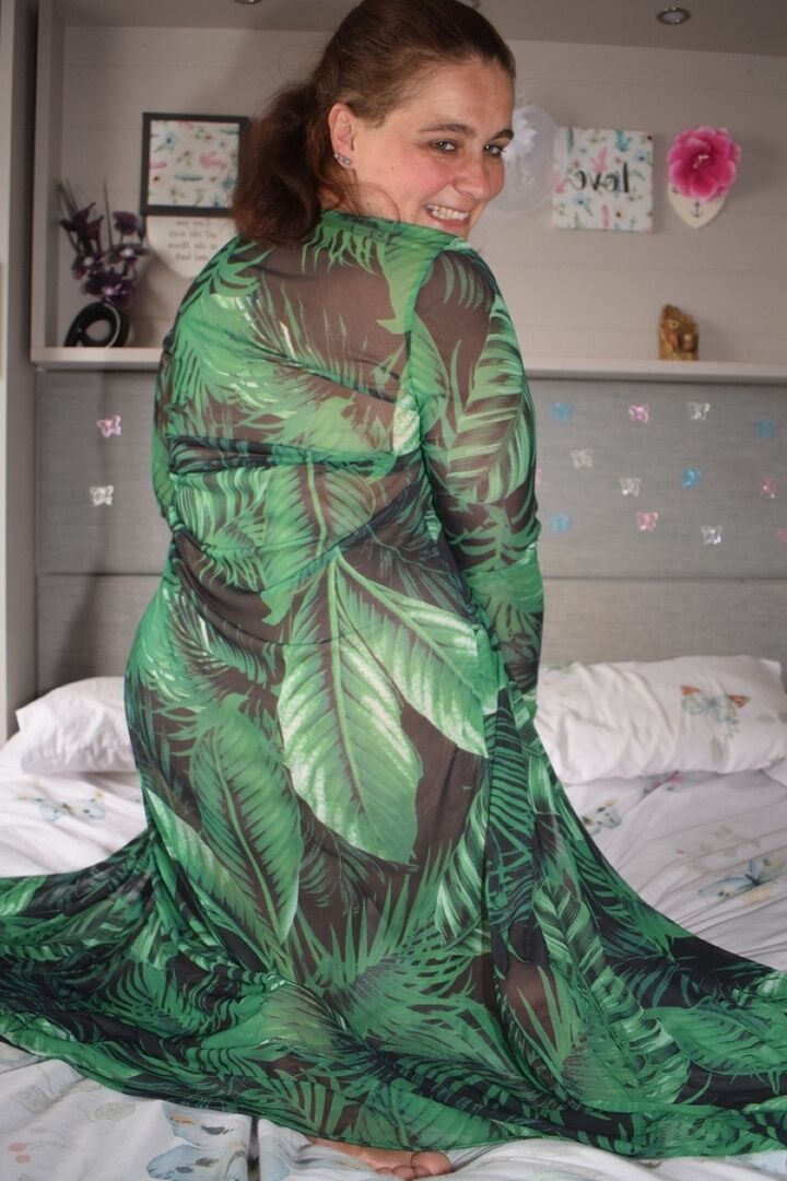 16P Grosse femme s'expose sur un lit en portant une robe longue