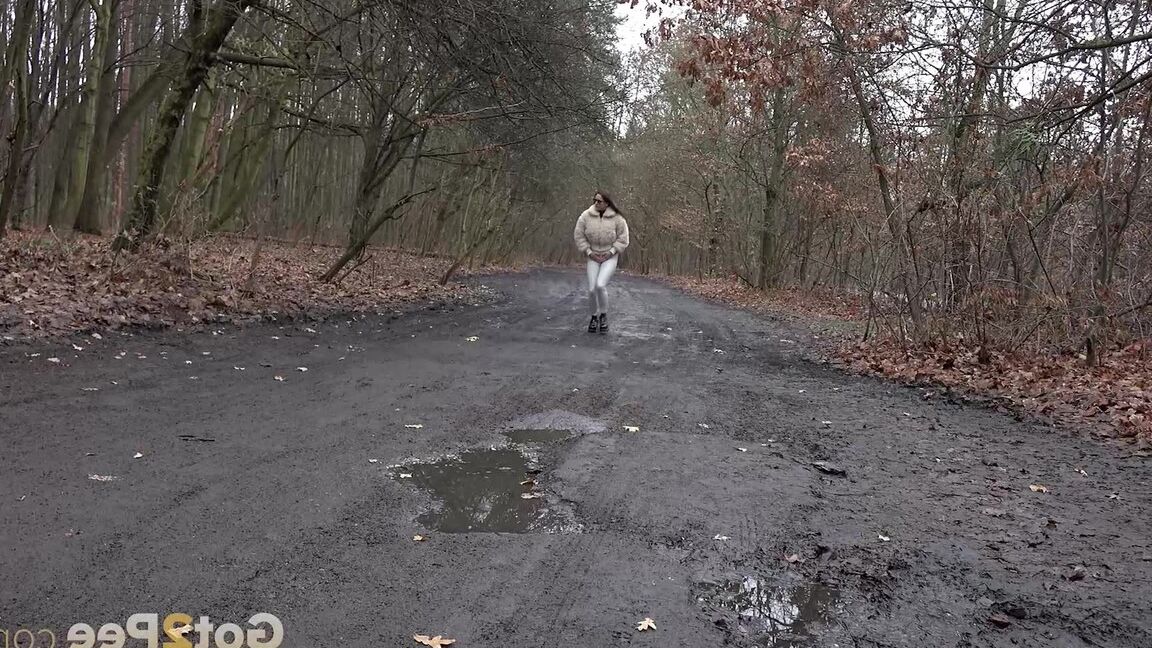 15P Garota solo Barbe abaixa suas leggings brancas para mijar em uma estrada rural