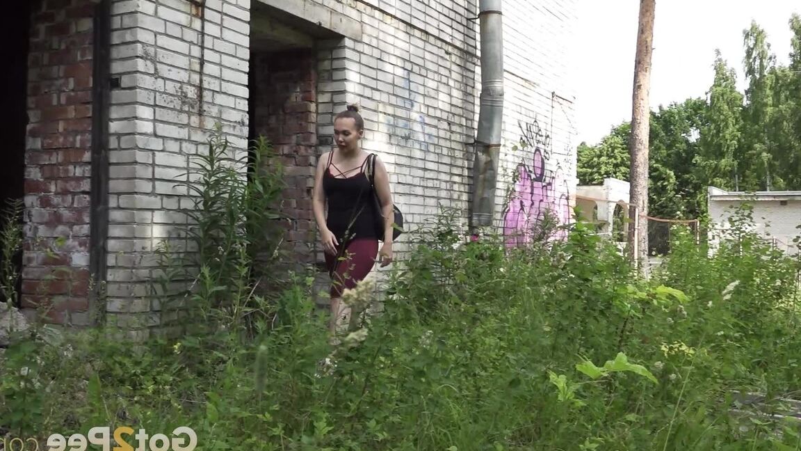 15P Garota solo Diana Sweet mijando na entrada de um prédio abandonado