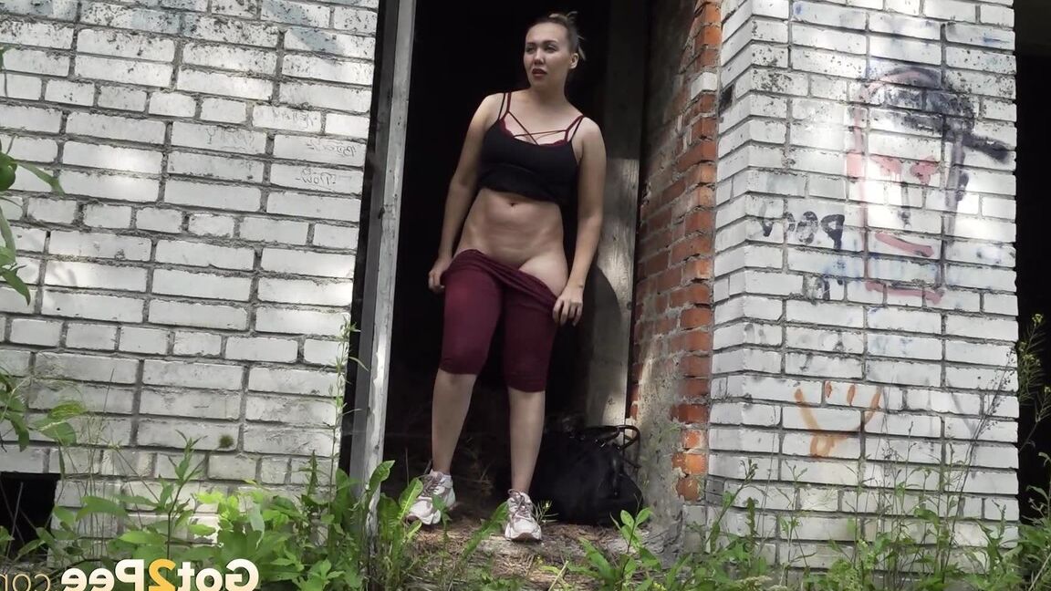 15P Garota solo Diana Sweet mijando na entrada de um prédio abandonado