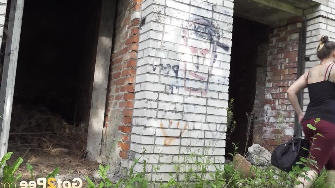 15P Garota solo Diana Sweet mijando na entrada de um prédio abandonado