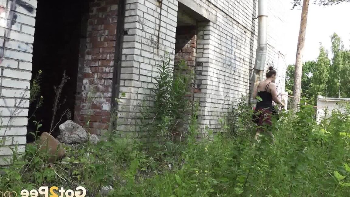 15P Garota solo Diana Sweet mijando na entrada de um prédio abandonado