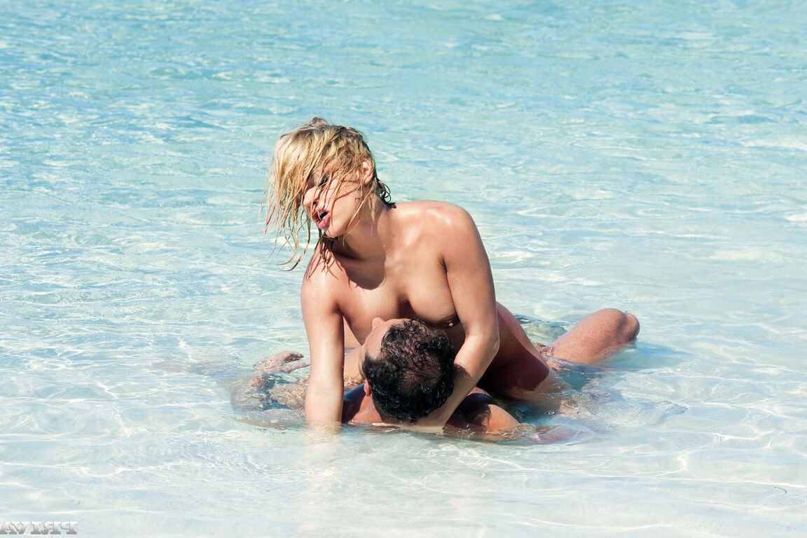 12P Britney baisée dans une scène chaude classique de British Virgen Asses