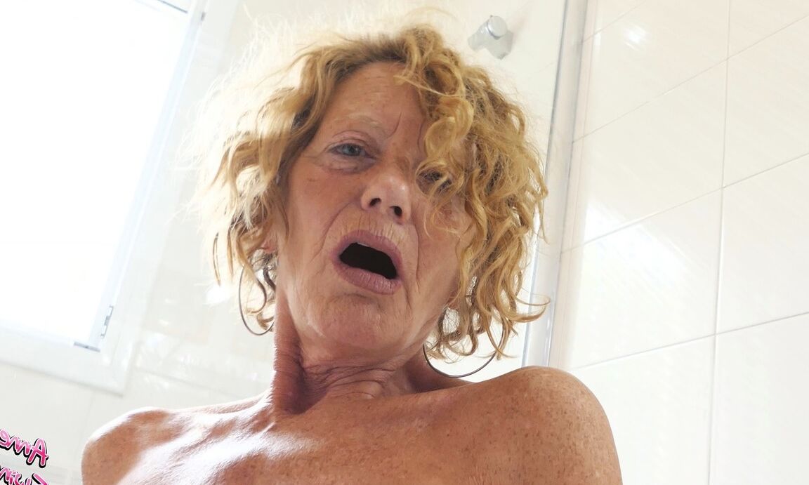 16P OmaReifZierlichKleine TittenEuropäischCougarMILFBlondinenHigh HeelsGroß