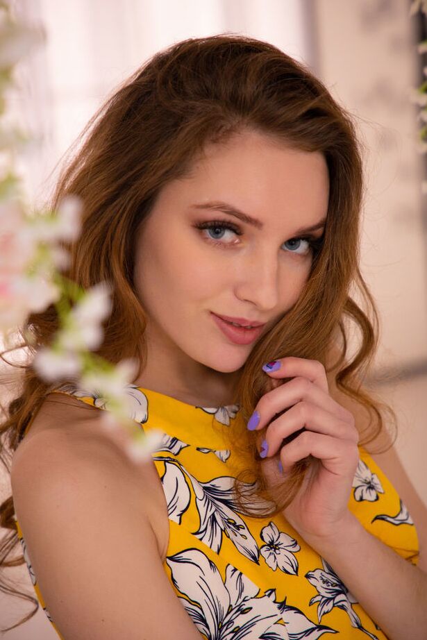 18P La magnifique Viviann utilise le pouvoir des fleurs pour vous attirer pendant qu'elle se déshabille et